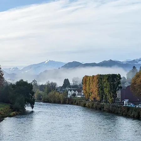Le Bateau Perche Dans Chateau Avec Vue Pyrenees ! * Nay (Pyrenees-Atlantiques)